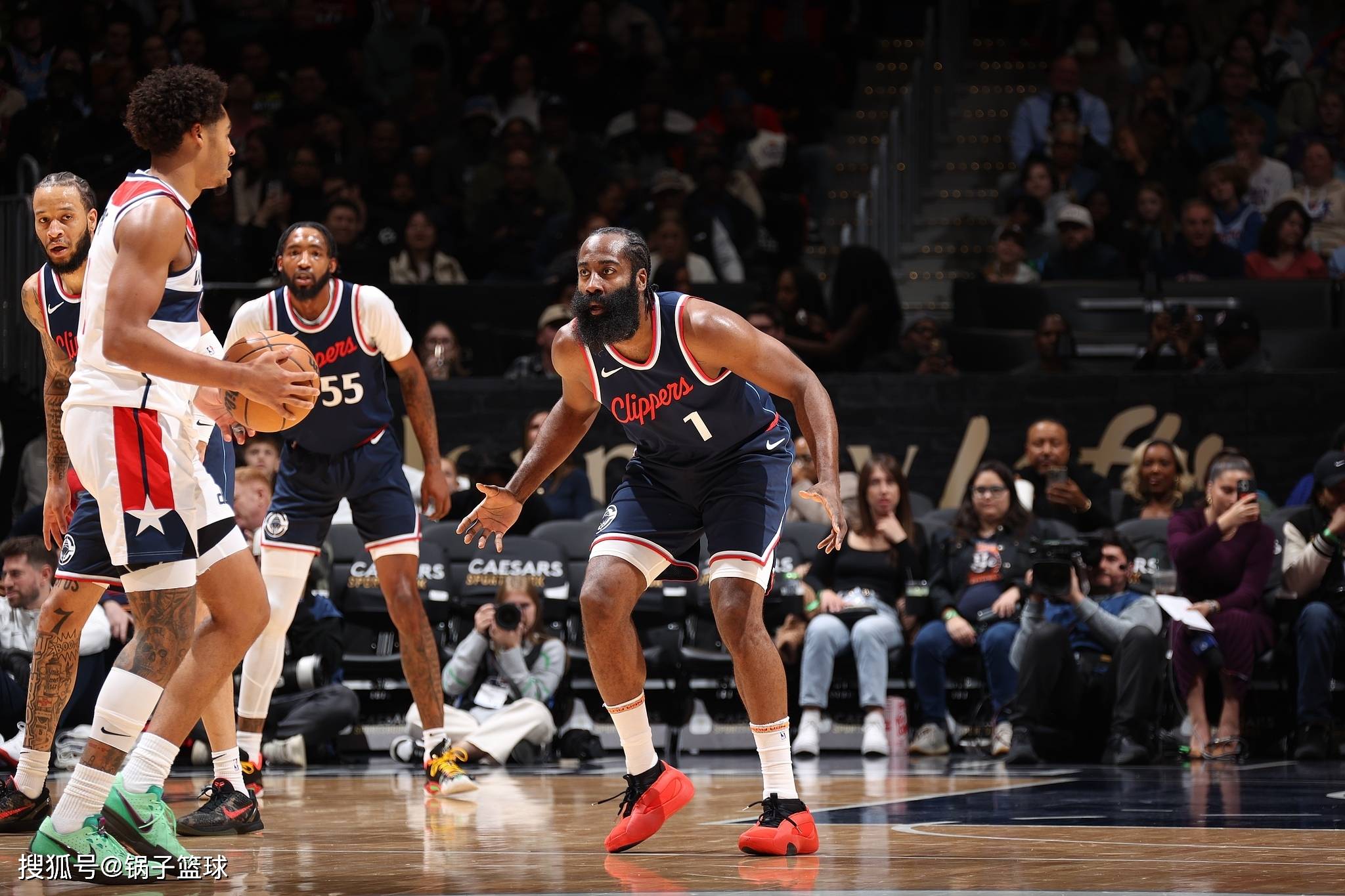 熊猫体育官方网站-火箭主场战胜尼克斯，哈登轰33分