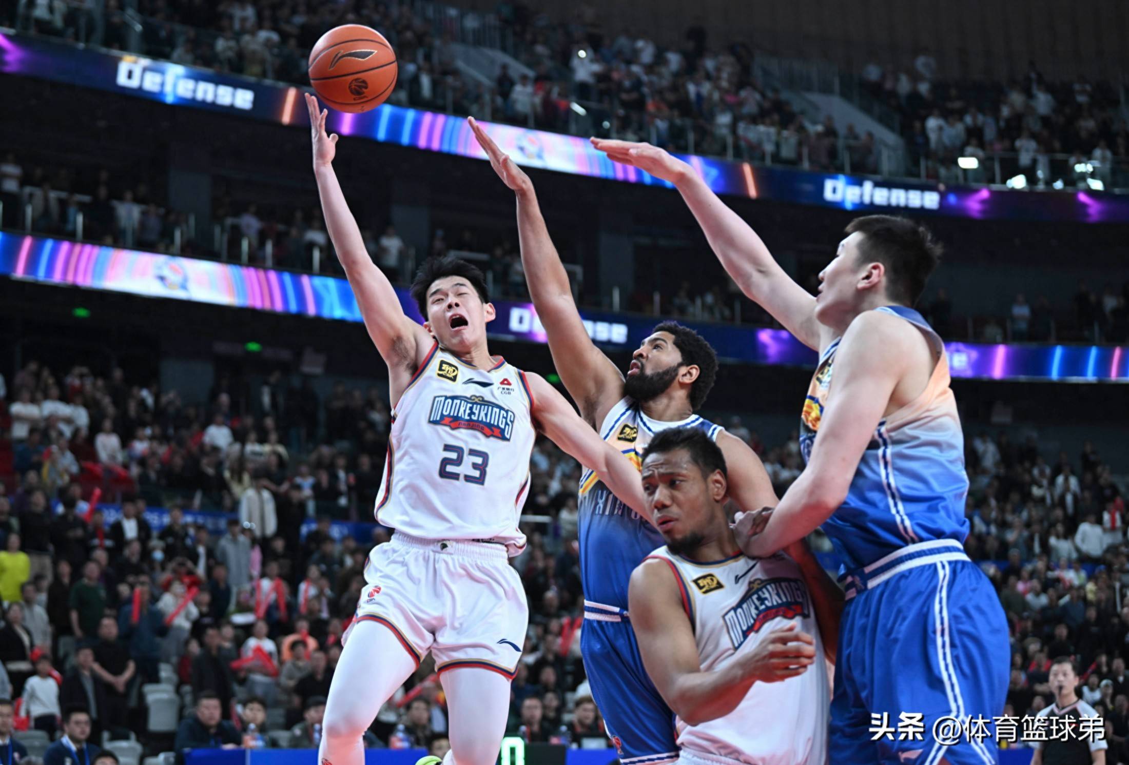 青岛男篮遭遇破产危机,队员心态备受考验 青岛男篮遭遇破产危机,队员心态备受考验