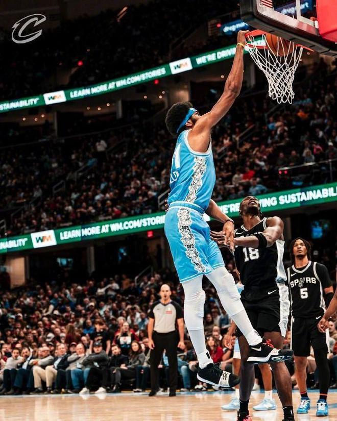 熊猫直播APP-爵士战胜马刺，米切尔砍下28分的简单介绍