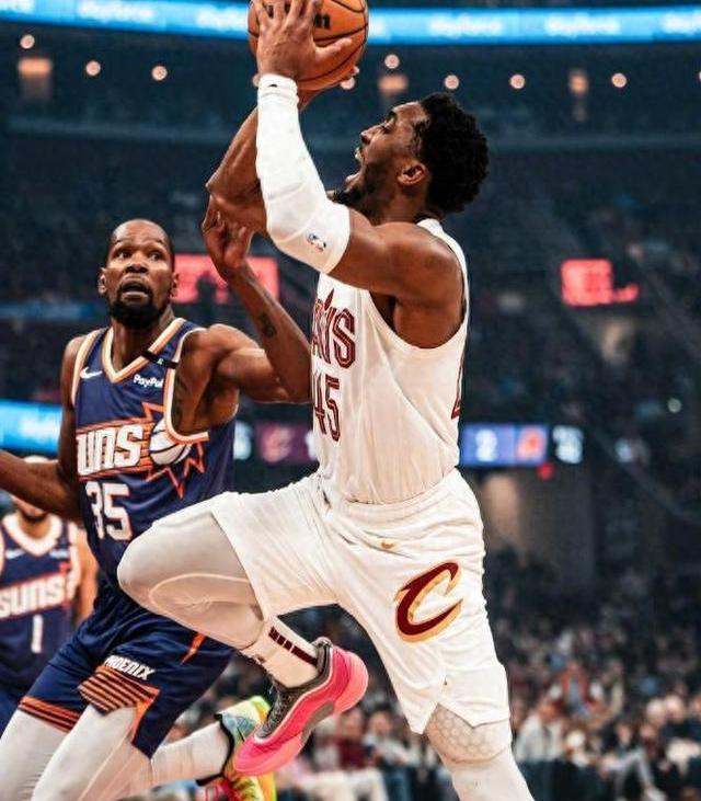 爵士战胜马刺，米切尔砍下28分的简单介绍